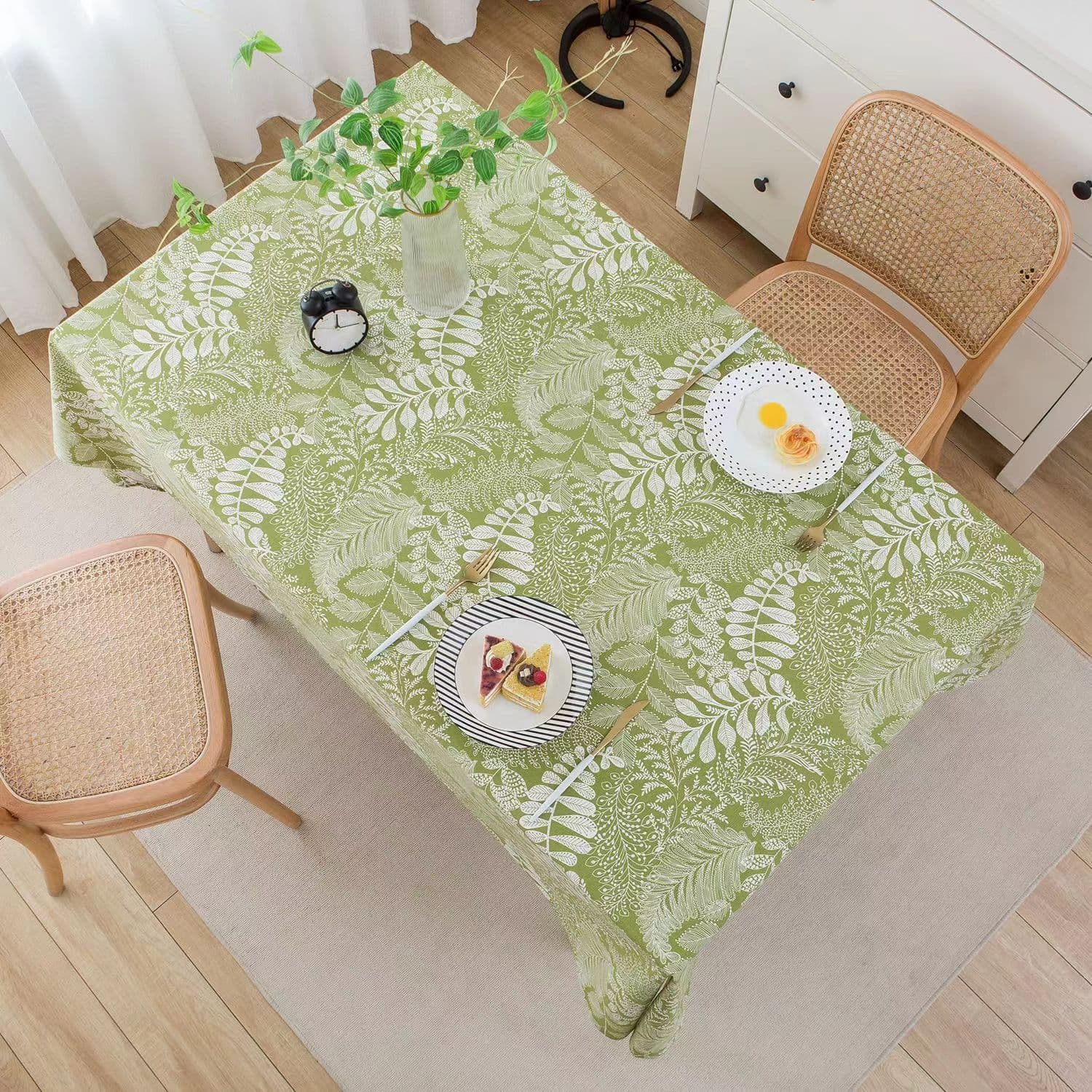 優美な草木模様のテーブルクロス