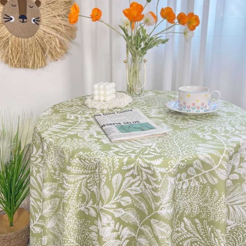 優美な草木模様のテーブルクロス