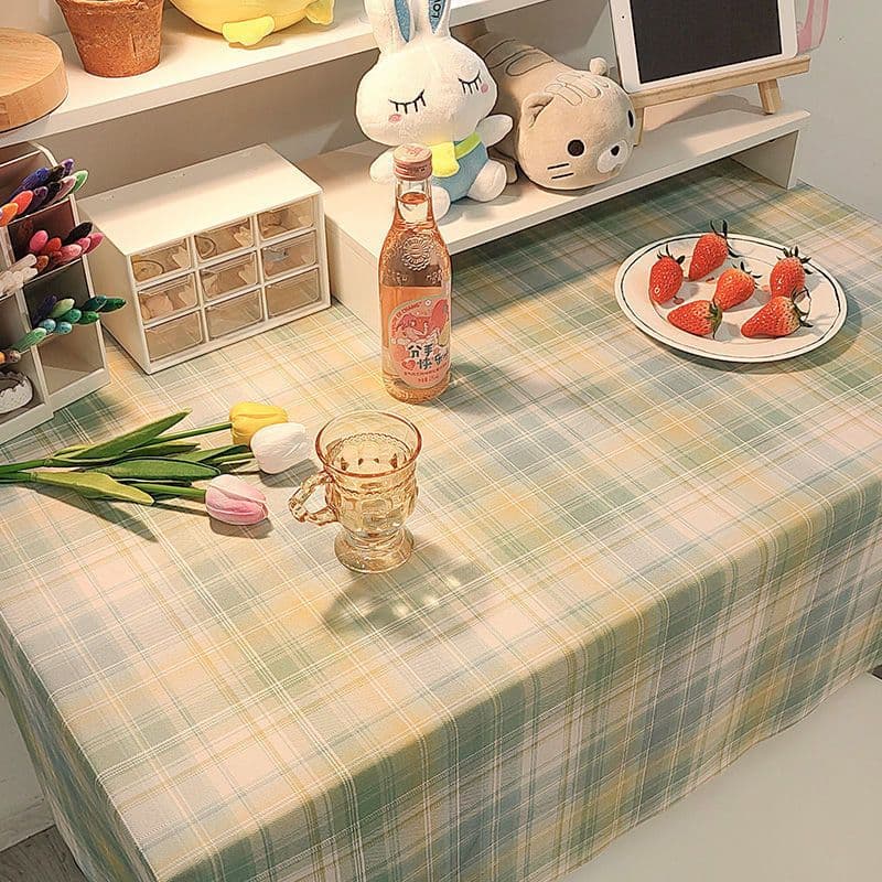 優しい格子模様のテーブルクロス