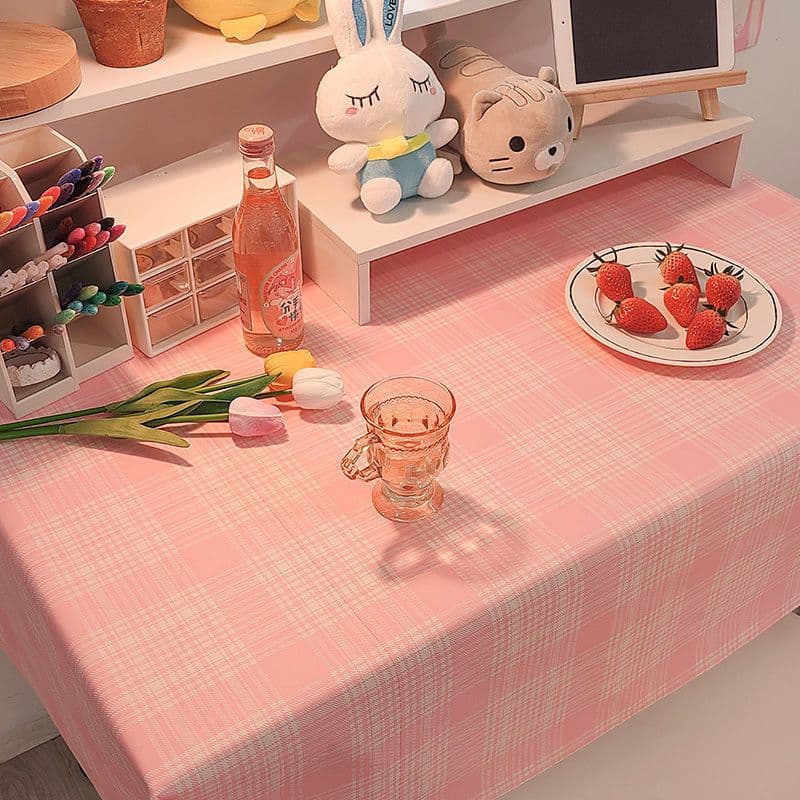 優しい格子模様のテーブルクロス