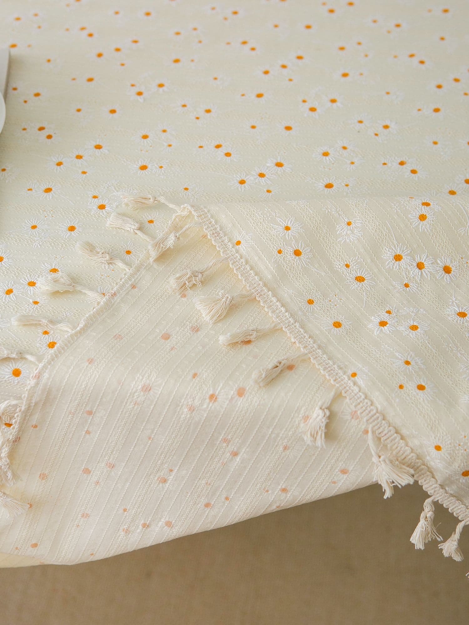 テーブルクロス 布 小花刺繍タッセル付きクロス