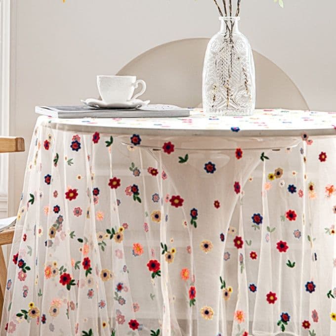 テーブルクロス 小花散りばめ透明感テーブルクロス