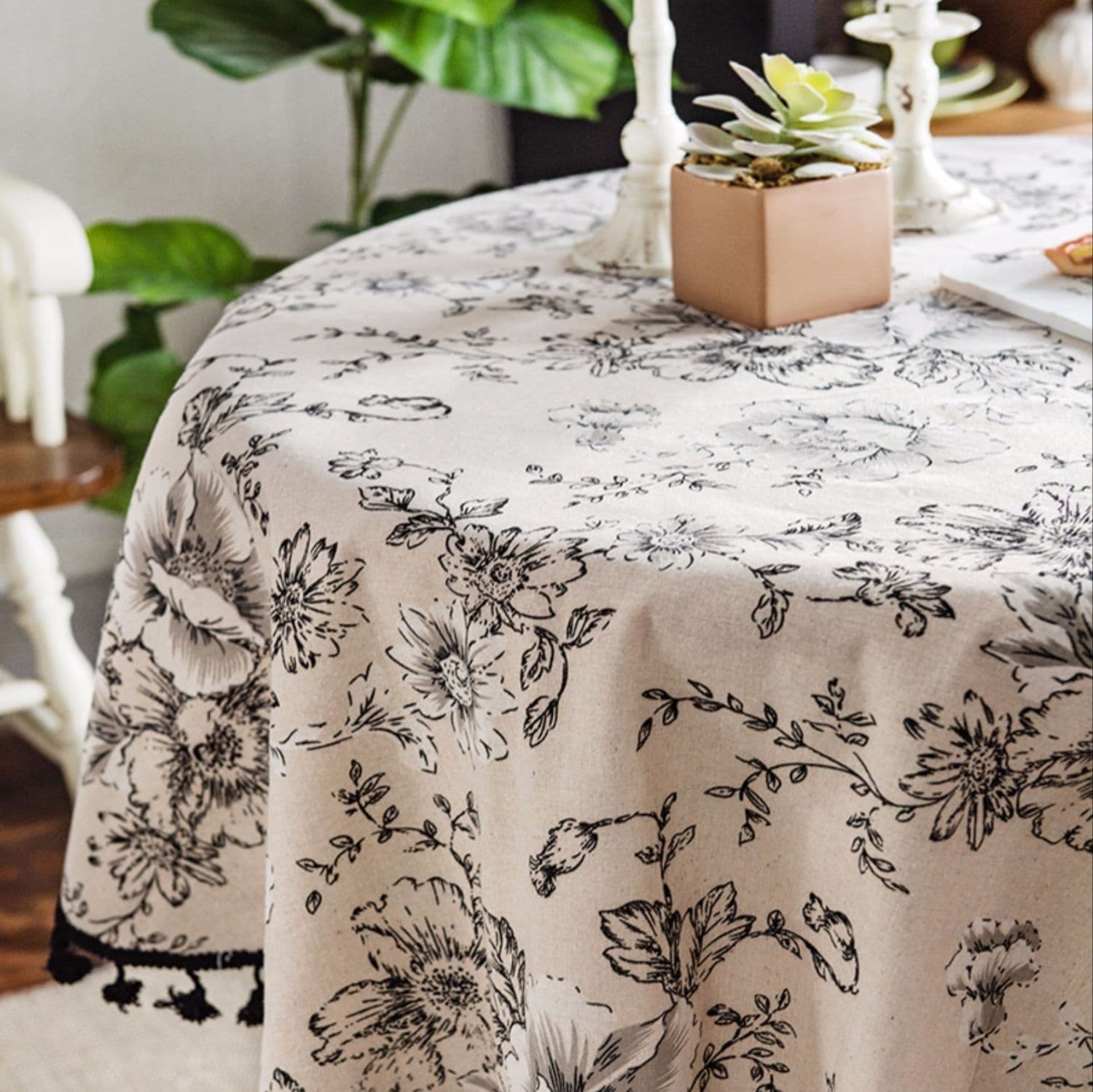 テーブルクロス 花柄線描きタッセル付き円形テーブルクロス