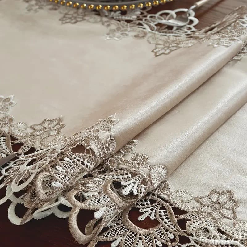 テーブルクロス 繊細な花刺繍と豪華レース縁取りのセンタークロス