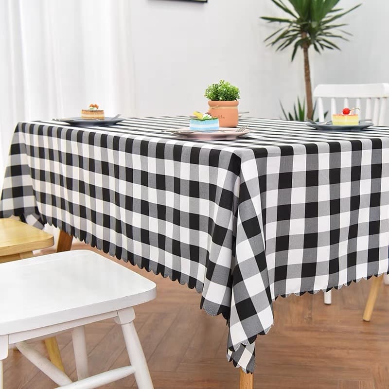 格子模様の上品なテーブルクロス