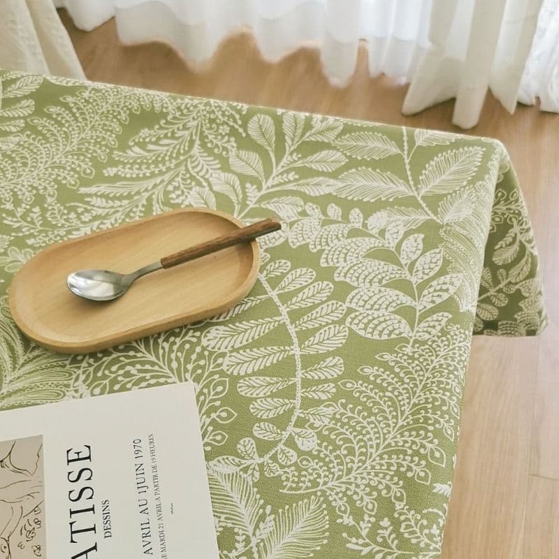 優美な草木模様のテーブルクロス