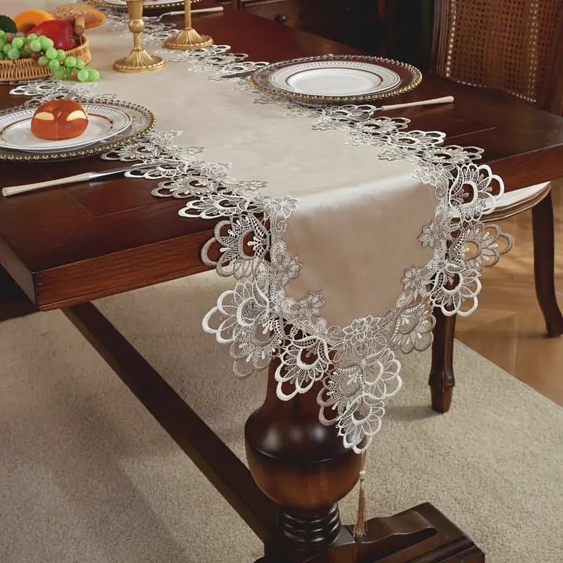 テーブルクロス 繊細な花刺繍と豪華レース縁取りのセンタークロス