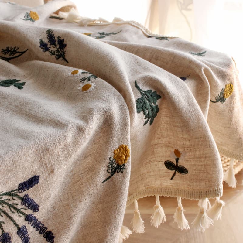 テーブルクロス リネン 草花刺繍のリネンテーブルクロス