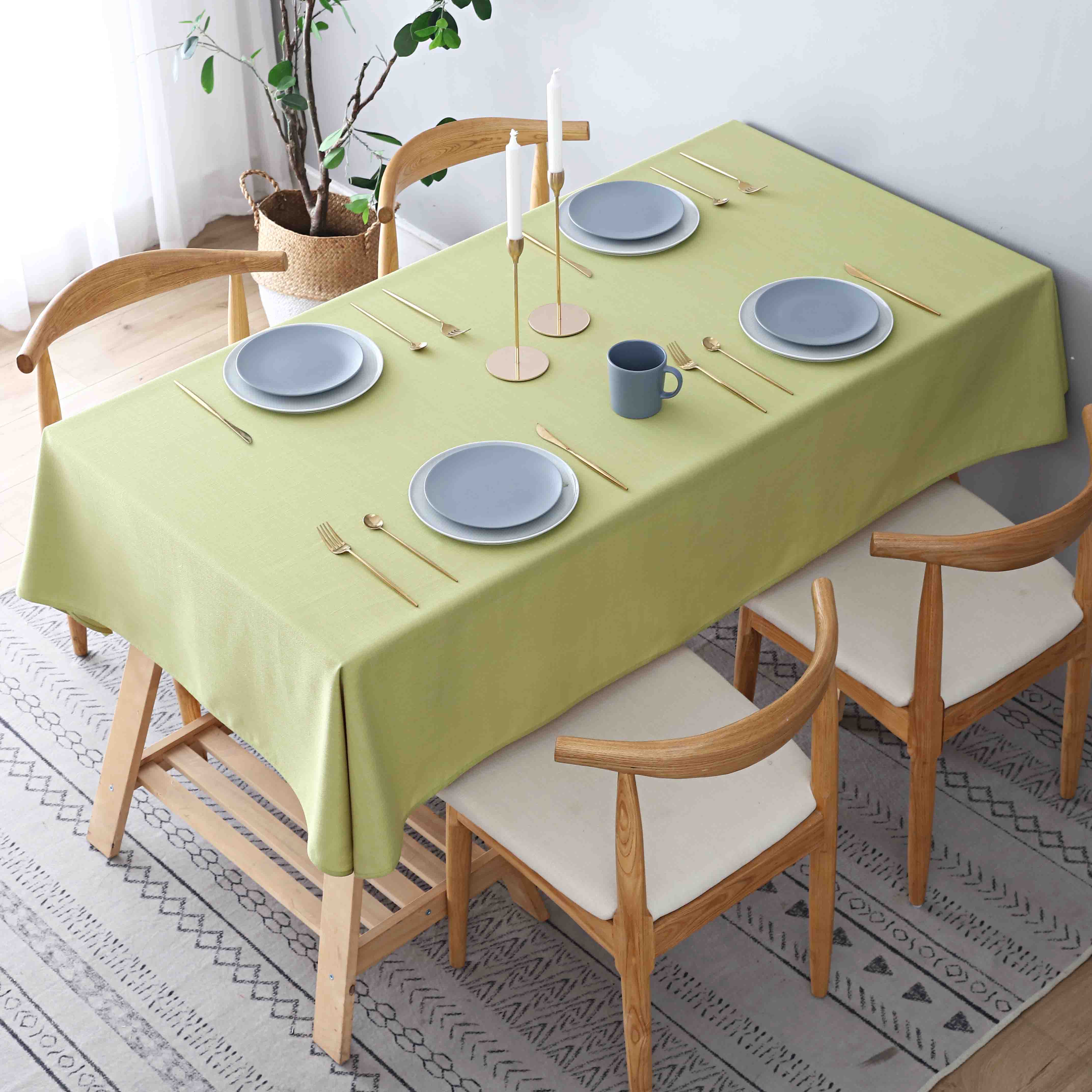 落ち着きのある北欧風テーブルクロス