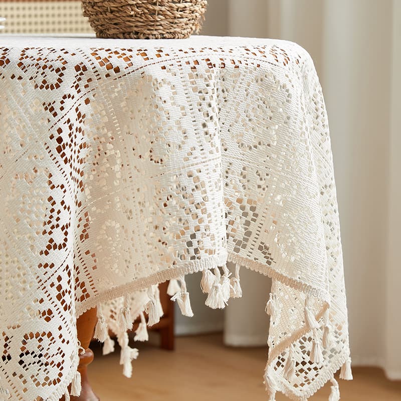 繊細模様のタッセル付きレーステーブルクロス