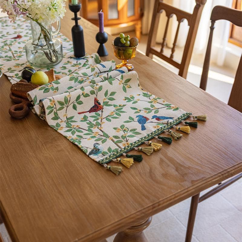 テーブルクロス 小鳥と木の実柄タッセル付きセンタークロス