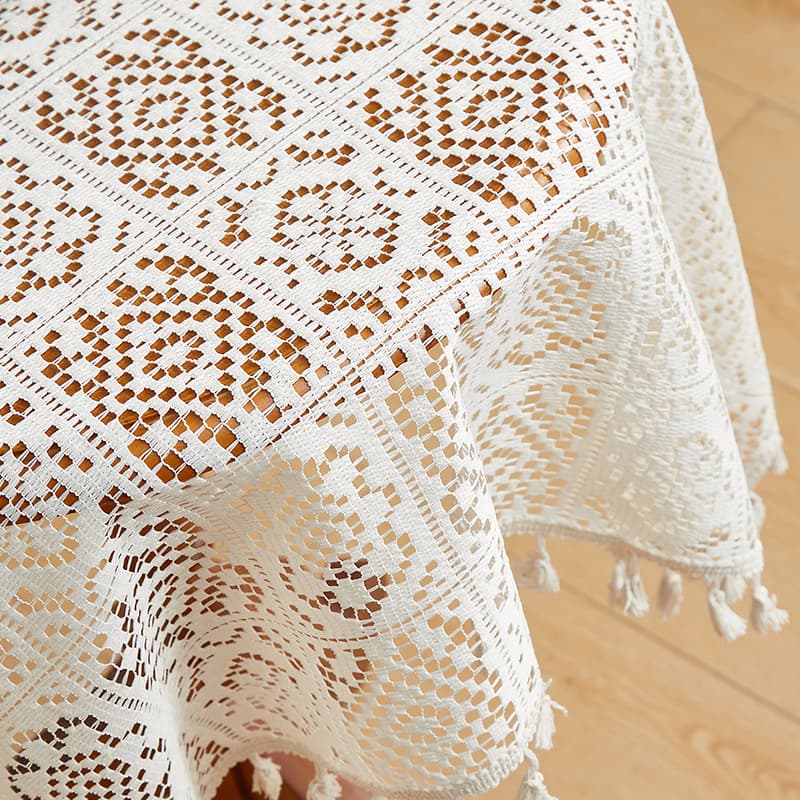 繊細模様のタッセル付きレーステーブルクロス