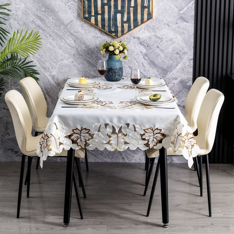 テーブルクロス 華やか花刺繍レース縁取りテーブルクロス