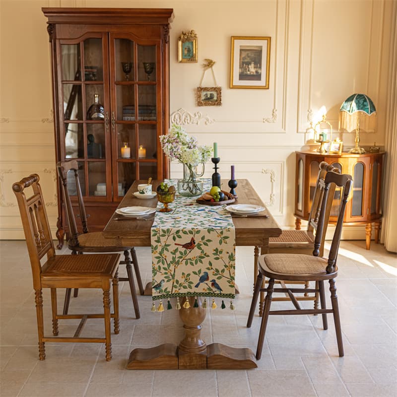 テーブルクロス 小鳥と木の実柄タッセル付きセンタークロス