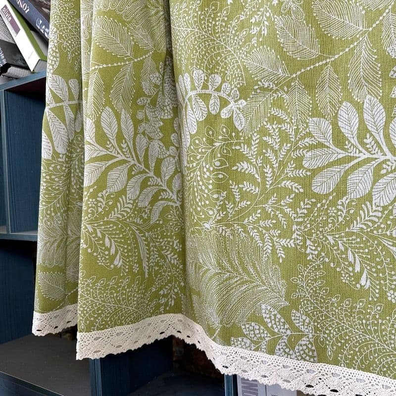 優美な草木模様のテーブルクロス