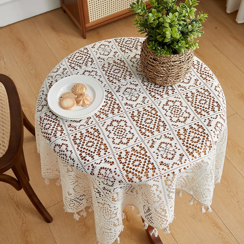 繊細模様のタッセル付きレーステーブルクロス