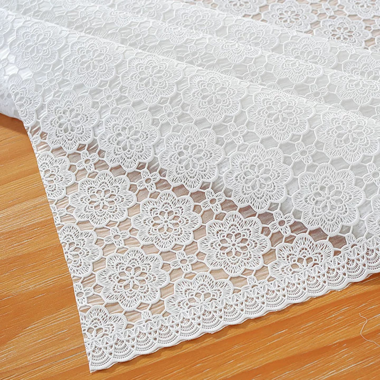 花柄レース調透かし模様のビニール製テーブルクロス