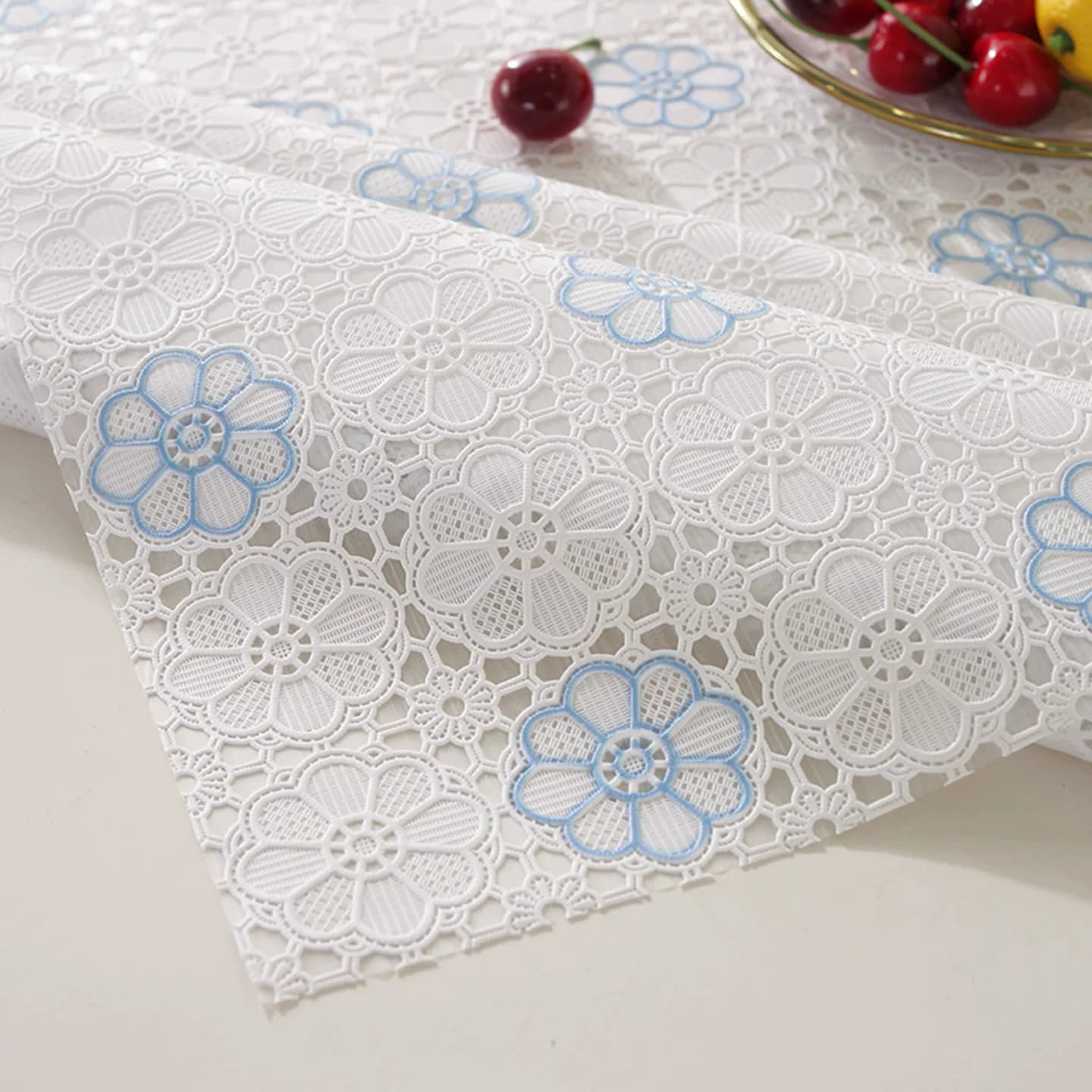 花柄レース調透かし模様のビニール製テーブルクロス